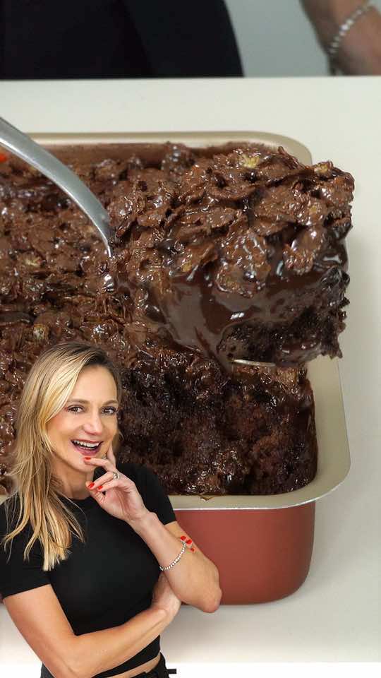 BOLO DE CHOCOLATE CROCANTE PERFEITO! A receita viral que você PRECISA fazer hoje! Parece fácil, mas vi que muita gente teve dificuldade em fazer. Eu pesquisei a fundo e descobri os 7 segredinhos que fazem TODA a diferença: 1 - Bolo fofinho e úmido: bata tudo no liquidificador e use água morna. É o segredo! 2 - Fure o bolo ainda quente: garante que a calda penetre em cada pedacinho. 3 - Use ingredientes de qualidade: gente, isso aqui é FUNDAMENTAL! Por isso eu só uso produtos que eu confio, e conto com a @oficialpiracanjuba, isso faz toda a diferença no resultado final! 4 - Calda brilhante bem quente: despeje fervendo sobre o bolo furadinho, sem medo! 5 - Ganache lisinha: misture bem até não ter nenhum gruminho. 6 - Crocante perfeito: creme de avelã + chocolate + sucrilhos! 7 - Geladeira antes de cortar: 30 minutos para cortes perfeitos com camadas definidas Quando você usa produtos de qualidade como os da @Piracanjuba , o resultado fica impecável! É aquela textura cremosa e aquele sabor intenso que fazem toda a diferença. Quem vai fazer? Marque nos comentários aquela pessoa que vai comer esse bolo com você 😍 #piracanjuba #bolo #Especial70Anos