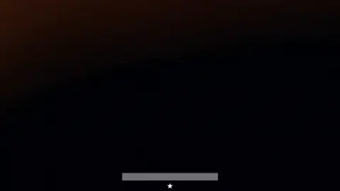 Tá tudo muito lindo!! o cenário perfeito, eles estavam lindos (como sempre né). TUDO que o VVV faz é lindo. Vamos falar sobre a beleza do Venere Vai Venus. 🤍 • contexto postado pela Sofia: NARRATIVA “Anjos” apresenta o retrato delicado e ambíguo de um jovem fotógrafo paulistano, introspectivo, que vive observando o mundo pelas lentes da sua câmera. Entre o dia a dia corrido de São Paulo, ele se encanta por uma garota que cruza o seu caminho todos os dias. Sua admiração cresce em silêncio, uma paixão platônica, idealizada. Mas o que começa como fascínio se transforma em obsessão contida, uma tentativa de capturar o inalcançável. • #venerevaivenus #anjos #rocknacional #rock 