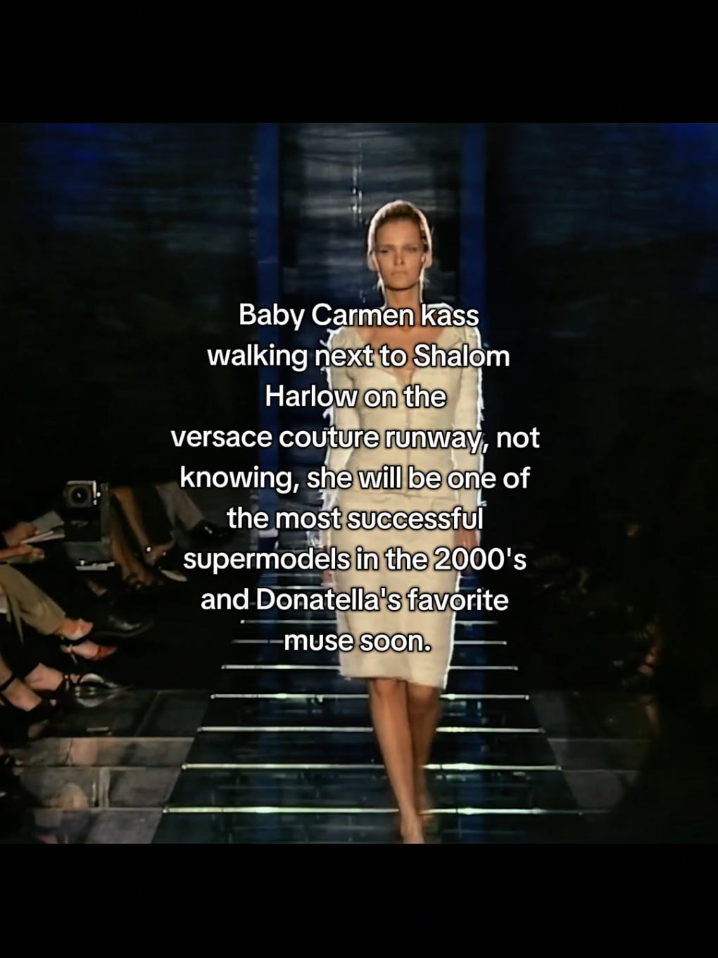 The other POV for real #shalomharlow & #carmenkass meeting on the #versace fall/winter haute couture #1998 by #donatellaversace 