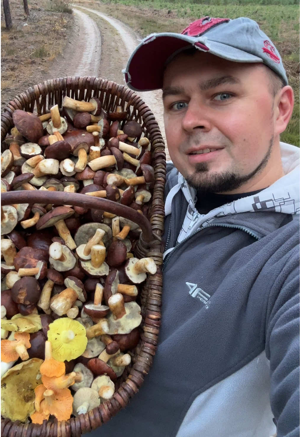 Nie planowałem, a wyszło bajecznie 🍁 Las dał więcej niż się spodziewałem – wracam tu jutro! 😄🍄 15.11.2025 🧺 #wysyp #jesień #grzyby #las #natura 