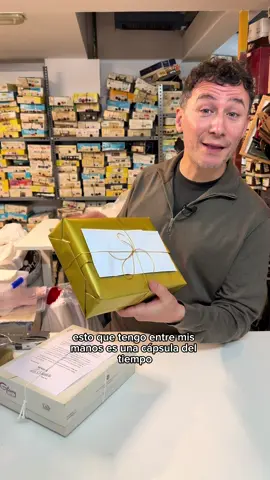 La cápsula del tiempo deluxe es el producto emblemático de La Crisálida, sólo las hacemos bajo pedido, y ninguna cápsula es igual a otra, pero todas tienen en común artículos que te evocarán momentos y sensaciones de otras épocas, productos que tienen historia y que llevan  tiempo en estos almacenes. APROVECHA ESTOS DÍAS, COMPRA NUESTRA CÁPSULA, el ENVÍO es GRATUITO a toda España❤️. #merceria #vintage #pequeñocomercio