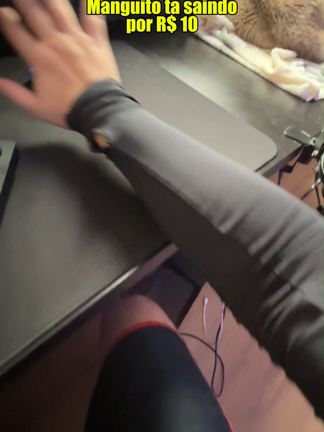 O manguito gamer mantém a suavidade nos movimentos, evita suor escorregando e te dá mais precisão nas plays. Ideal pra quem joga por horas sem perder performance.