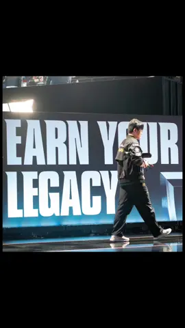 Hoá ra đó là lần cuối cùng sóng bước bên nhau. Hoá ra đó là trận đấu cuối cùng của Guma tại T1. Hoá ra đó là cái ôm cuối cùng của GuKe cặp bot mạnh nhất thế giới. Hoá ra.. hoá ra đã có rất nhiều lần cuối cùng. Chỉ là bây giờ điều cuối cùng đó thực sự đã dừng lại.  Có lẽ tôi đã hiểu được phần nào khoảnh khắc thẫn thờ của Keria dưới đêm pháo hoa vô địch.  Chúc mặt trời nhỏ Leeminhyeong vĩnh viễn bình an.  Cảm xúc tôi như vỡ hàng nghìn mảnh.  #gumayusi #keria #guke 