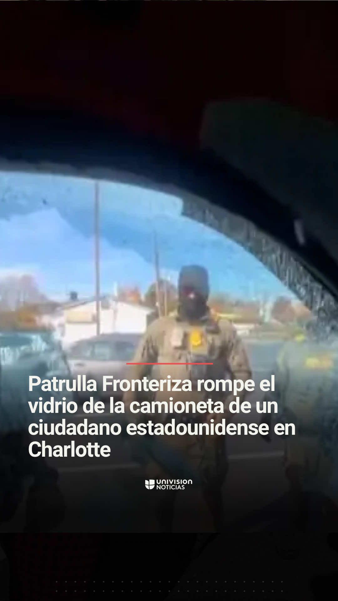 ➡️ Patrulla Fronteriza rompe el vidrio de la camioneta de un ciudadano estadounidense en Charlotte. Willy Aceituno fue tratado con violencia durante una parada migratoria a pesar de notificarles a los agentes de la Patrulla Fronteriza que es ciudadano estadounidense. Sucedió en medio de masivos operativos en la ciudad más grande de Carolina del Norte en el que arrestaron a más de 80 personas. #Inmigración #WillyAceituno #Immigration #BorderPatrol #PatrullaFronteriza 