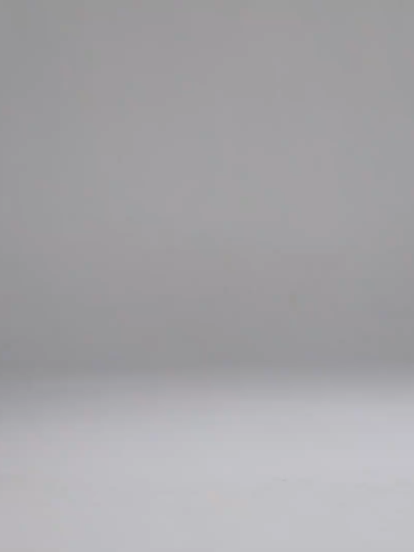 Σ6 - ΕΠΕΙΣΟΔΙΟ 6 Οι Ζουζουνέλ έχουν επιτέλους βρει νέο σπίτι για να μετακομίσουν και η Αντωνία  οργανώνει ένα αποχαιρετιστήριο τραπέζι στο πατρικό των Τριαντάφυλλου, με καλεσμένες τη Λυδία, την Όλγα, τη Μπέλα και την Αλίνα. Όλως τυχαίως (ή και καθόλου τυχαία), η Αλεξάνδρα την ίδια μέρα και ώρα διοργανώνει δεξίωση στον ίδιο χώρο, με καλεσμένους τον Σάββα, τον Κωνσταντίνο και τον Μενέλαο. Ο δε Μένιος σε ρόλο μετρ… Η οικογένεια χωρίζεται σε «αντίπαλα στρατόπεδα». Ο Μενέλαος πασχίζει να κρατήσει ισορροπίες, ο Μένιος πασχίζει να κρατήσει το δίσκο! Ωστόσο, ένα πορτρέτο του Σπυράκου θα γίνει αφορμή να μπει η Αλεξάνδρα σε σκέψεις και, όπως πάντα, κάτι σκαρφίζεται… Μήπως αυτή η συγκατοίκηση δεν τελειώνει εδώ;#soisouforever #soisougr #soisou