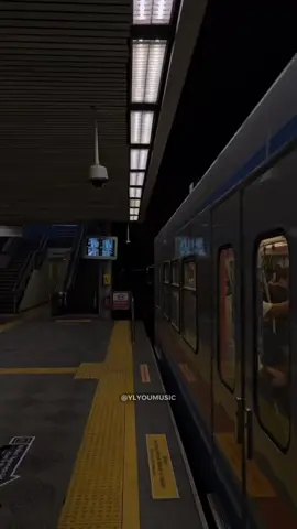 Eu continuo sonhando que você está comigo … 🎵 Nickelback - Far Away #nickelback #faraway #nostalgia #tradução #anos2000 