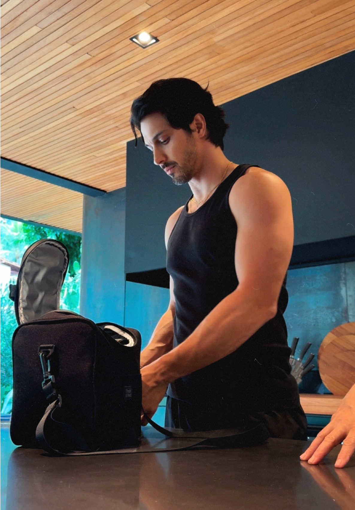 Eu sou muito da marmita, tá? 🥗 Faço isso aqui TODO SANTO DIA antes de sair pra gravar. #romuloestrela #marmita #pravocê #novelas #trêsgraças 