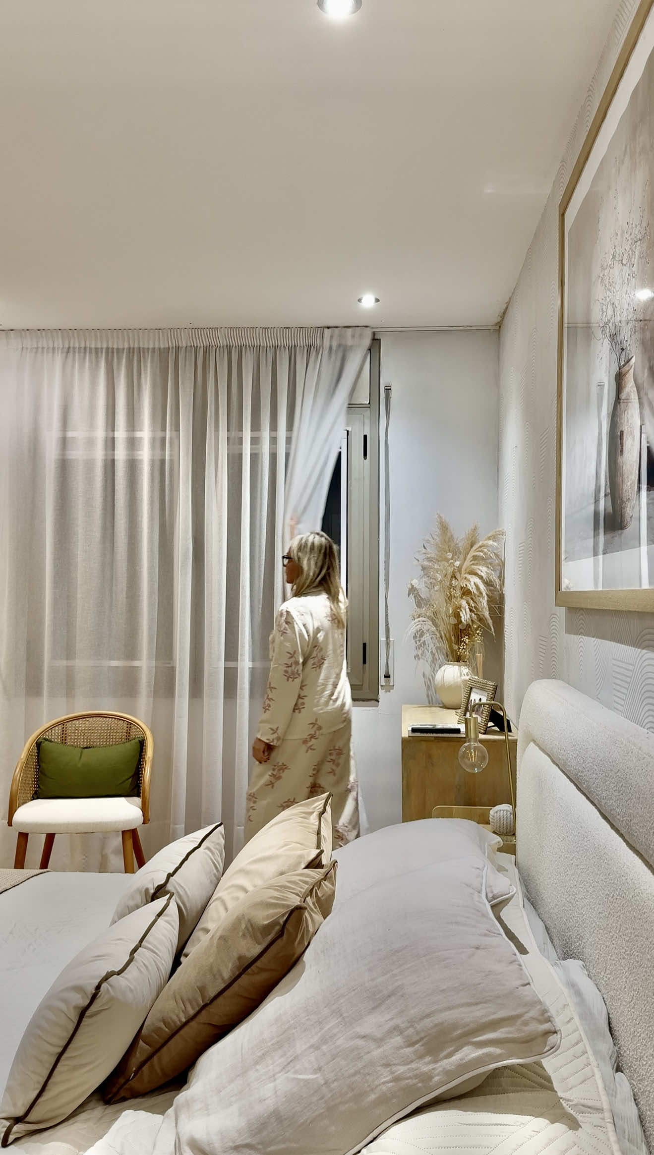 No tienes persiana o se te ha roto?Te presento esta solución rápida, sin obras y sin herramientas de @Cortinadecor.com  Hola! Las cortinas Plisadas Térmicas Sin Taladrar Oscuridad Total Opacas Alaska es un sistema de Oscuridad Total, una opción ideal para bloquear completamente la luz y aislar tu estancia de las temperaturas exteriores.  Diseñadas para crear una barrera integral contra la luz y el calor o frío del exterior, este sistema combina un tejido térmico opaco con un sistema de guiado que se fija directamente sobre el cristal de la ventana.  Te garantizan un aislamiento total, manteniendo el calor en invierno y un ambiente fresco en verano y asegurando un descanso óptimo en cualquier momento del día o la noche gracias a su cerramiento de oscuridad total. Totalmente a medida y con varios colores a elegir! Configura tus Cortinas Plisadas Térmicas Sin Taladrar Oscuridad Total Opacas Alaska en @cortinadecor  #cortinadecor #cortinas #ideas #hogar   