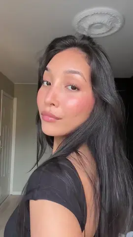 elsker at man kan påføre Beauty Sticksene våre med bare fingrene👏 det går så raskt og er perfekt for en travel morgen #beautysticks #artdeco #blush #bronzer 