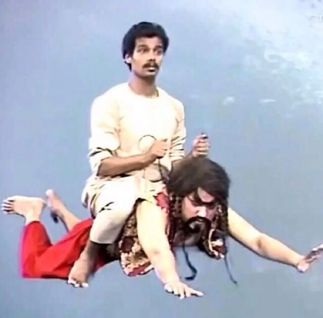 لقطة جميلة من مسلسل بدر الزمان سنة 1982م  وفي الصورة نشاهد عبدالرحمن العقل في دور سيف صديق بدر الزمان  يطير على ظهر مارد المصباح شمران الذي أدى دور الشخصية الفنان عبدالله العتيبي .