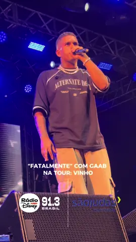 Eles abriram do jeito certo! 🎤 O Gaab foi o primeiro a subir no palco da Tour Vinho e já chegou entregando “Fatalmente” do jeito que a gente ama! #RádioDisneyBrasil #Gaab 