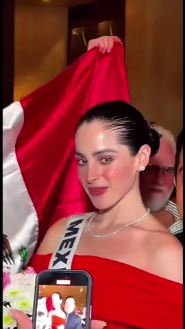 LA CARITA DE FELICIDAD Y ORGULLO DEL PAPÁ DE FÁTIMA, ORGULLOSO Y FELIZ POR SU HIJA, DA TERNURA VERLO Y SABER QUE ES UN GRAN SER HUMANO ❤️🥹