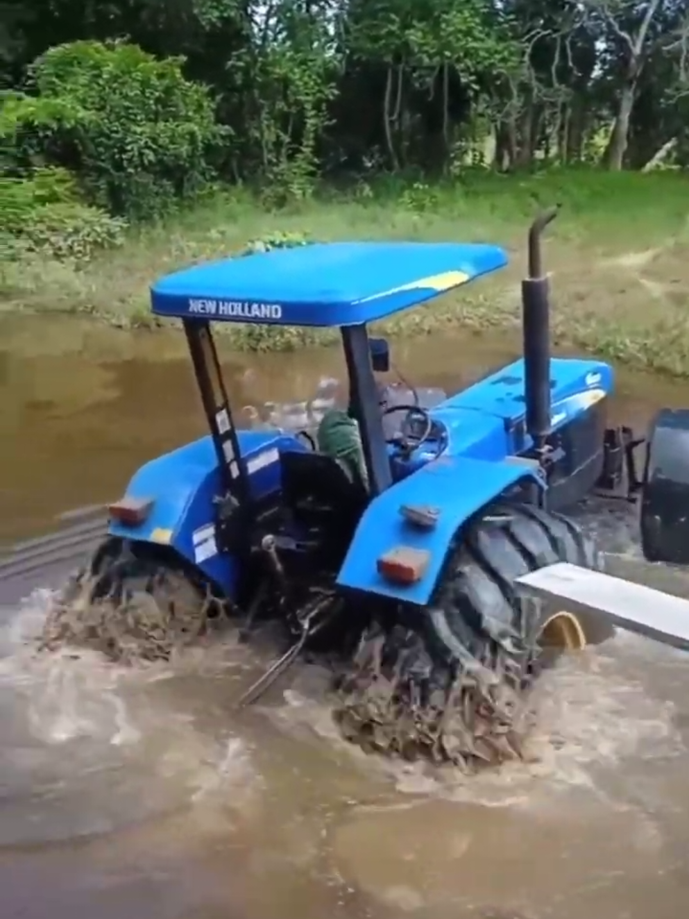 Atravessia de rio com trator. #newholland #tratoresagricolas🇧🇷🚜 #agro #tratorista #operadoresdemaquinas 
