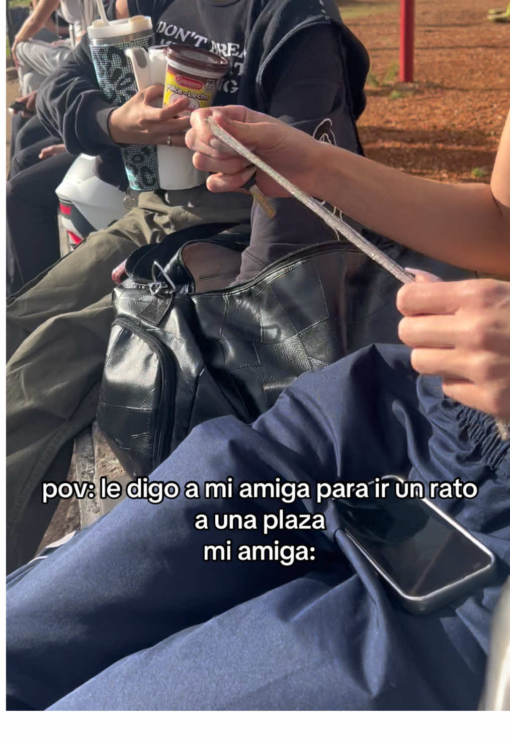 no vino ella adentro del bolso porque lo tenia q traer 😐🤣 #amigos #amigas #amiga #merienda #paratiiiiiiiiiiiiiiiiiiiiiiiiiiiiiii 