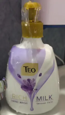 Astăzi vreau să vă prezint un săpun lichid  Teo Rich Milk Sensual Care, preferatul fetelor mele Teo și Ana.  Formula sa delicată, cu proteine din lapte, ajută la hrănirea și hidratarea pielii, lăsând-o netedă și catifelată, perfectă și pentru pielea sensibila a copiilor!  Glicerina din compoziție ajută la menținerea pielii hidratate prin atragerea și reținerea umidității.  Este conceput pentru a oferi o spumă moale, cremoasă, care încântă simțurile cu aroma sa îmbietoare.  Pentru un plus de confort și economie TEO aduce și o rezervă de 900 ml, dar fără a face compromisuri la calitate.  Este alegerea ideală pentru cei care își doresc un produs eficient, delicat și rafinat, care să combine igiena corectă cu un adevărat răsfăț pentru piele. Tu ai încercat această variantă? Ce părere ai despre el? #BUZZ_TeoRichMilk900 #TeoRomania  #ingrijire #buzzstore @BUZZStore @Teo Romania 