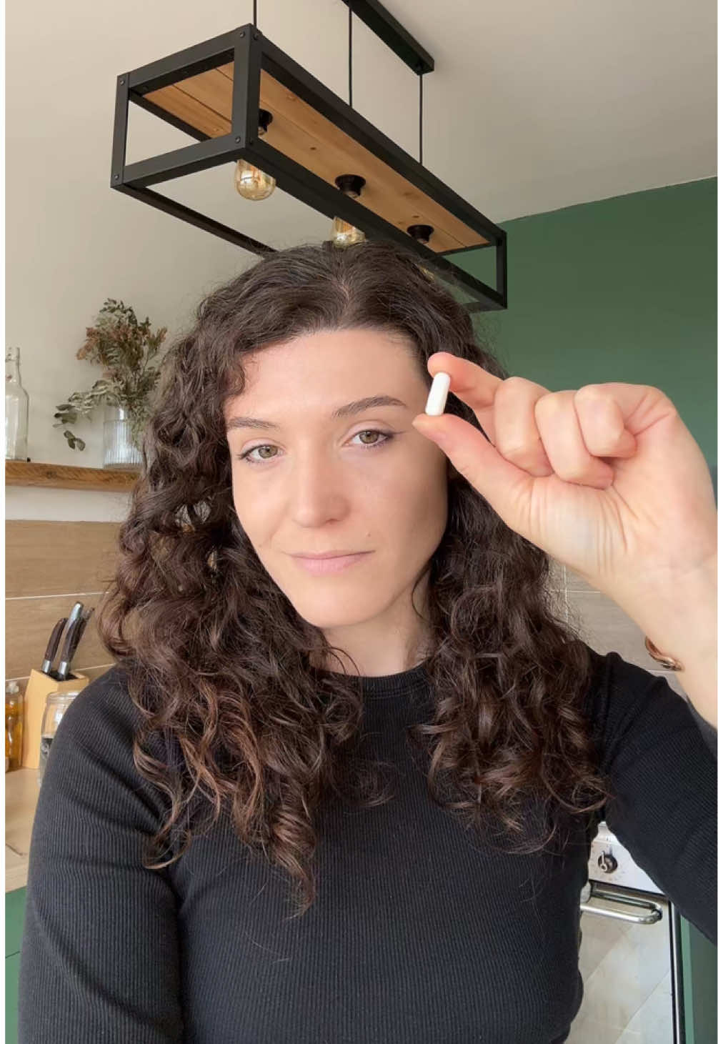 Le pouvoir du magnésium ✨ • régule ton système nerveux et ton humeur  • réduit la fatigue et ton stress • améliore ton sommeil et soutient ton énergie  • favorise la récupération musculaires et prévient les crampes  mais seulement si tu sais bien le choisir  !  Une des formes les plus assimilables par l'organisme c'est le Bisglycinate de Magnésium que tu peux retrouver dans celui de chez @valebio, 100% naturel et fabriqué en France 💚 Profite de -10% avec mon code LUCILENATURO10 *collaboration commerciale #magnesium #complementalimentaire #systemenerveux #stress #naturopathie 