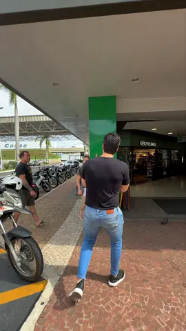 Dica prática, aplicada na hora. Mostrei pra quem encontrei na rua uma função escondida do iPhone que facilita a vida imediatamente. Quer aprender também?  Siga @jeldebeloni para mais dicas de iPhone tecnologia e IA