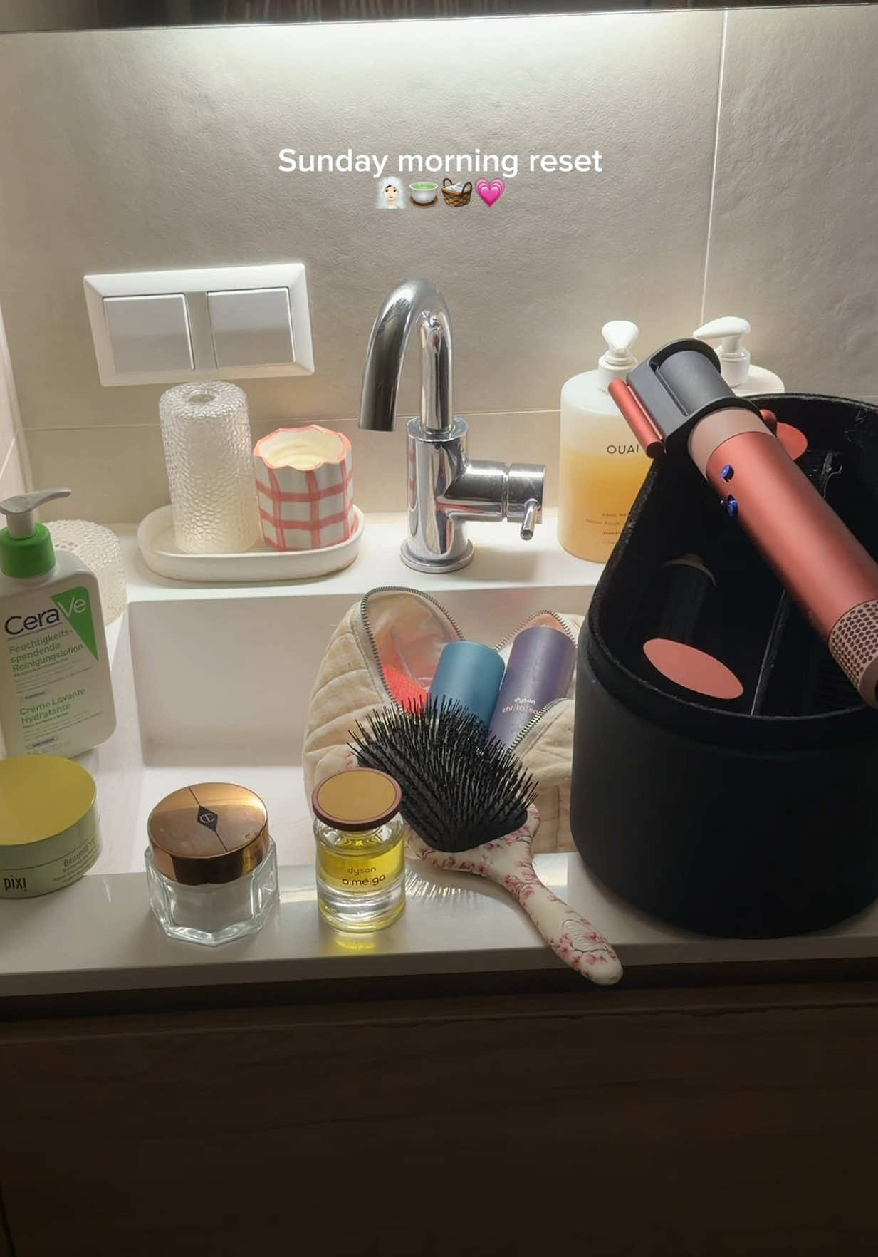 Sunday morning rituals/reset with me 🧖🏻‍♀️🧺🧼☕️💗💭 love a little mini reset on a Sunday, freshly washed hair, clean sheets and slow morning reading 🪽 #softgirlaesthetic #sundayreset #morningdiaries #cleanwithme #apartmenttherapy @Living Proof, Inc. @pigletinbed @Dyson UK @Yogi Tea @Chelsea Peers @Comfort UK 