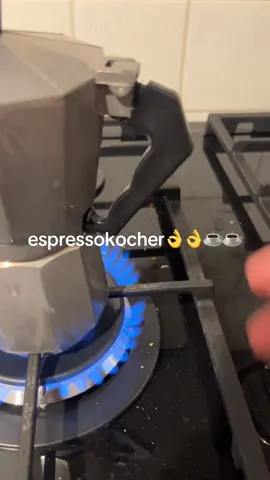 Ich kann gut mit espressokocher umgehen 👍 #viral #fouryou #espressokocher #kaffee #früstuck 