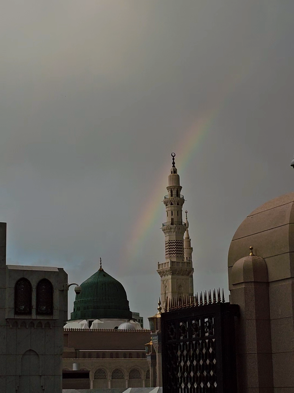 آج مدینة المنورة میں بارش کے دوران خوبصورت قوس قزح کا منظر ۔۔۔❣️❣️ اللھم صل وسلم وبارك وسلم على نبينا وحبيبنا محمد صلى الله عليه وسلم ❤️  #haramain #quba #masjidnabawi #madinahalmunawaroh #rozarasool_saww 