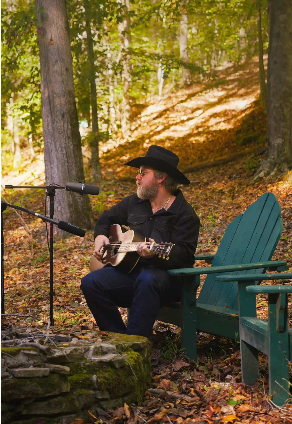 2 black crows, 1 little red robin, and an EP out this FRIDAY. PRE-SAVE NOW 🐦 #presave #livefromthesouth 