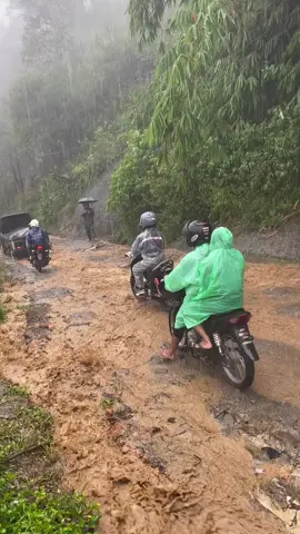 potret jalan kabupaten garut banjarwangi ketika di guyur hujan malah ciga walungan ....#fyppppppppppppppppppppppp #jalanviral#jalanbanjarwangi#infogarut #jalanbutut