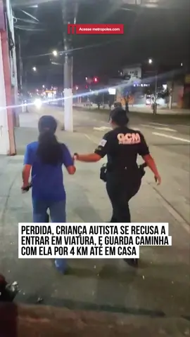 🚨🚓 Uma operação sensível! Um vídeo mostra a operação sensível e cuidadosa da Guarda Civil Municipal de São Bernardo do Campo ao localizar e devolver para casa uma criança autista não verbal, de 8 anos, na madrugada desta sexta-feira (14). O menino foi encontrado sozinho correndo pela via na região do Viaduto José Gomes da Silva, na Vila São Pedro, colocando-se em risco. A primeira abordagem foi feita por dois agentes, que identificaram a situação de vulnerabilidade e acionaram reforço. O menino carregava um celular sem chip e não conseguia informar nome ou endereço. Após consultas, as equipes localizaram um possível endereço da família. Porém, ao tentar conduzi-lo até a viatura, a criança recusou-se a entrar. Para não causar mais estresse, a agente Dayana decidiu acompanhá-lo a pé enquanto as viaturas realizavam escolta. O trajeto até a residência durou cerca de 4 km. Ao chegarem ao endereço, os guardas encontraram os pais dormindo, sem saber que o menino havia saído de casa. A criança foi entregue em segurança. #entretênews 📹 vivaabc_ (ig) | @myhoodbr