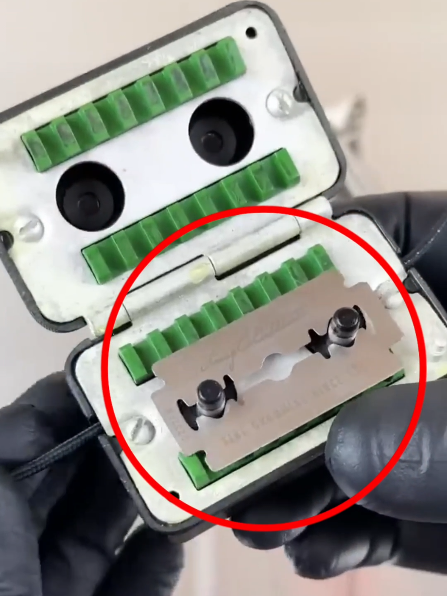 In the late 1930s, razor blades were so expensive that people used a special box to sharpen them! 🪒 They’d place the dull blade inside and pull the strings, making it slide back and forth between two sharpeners until it became sharp again.