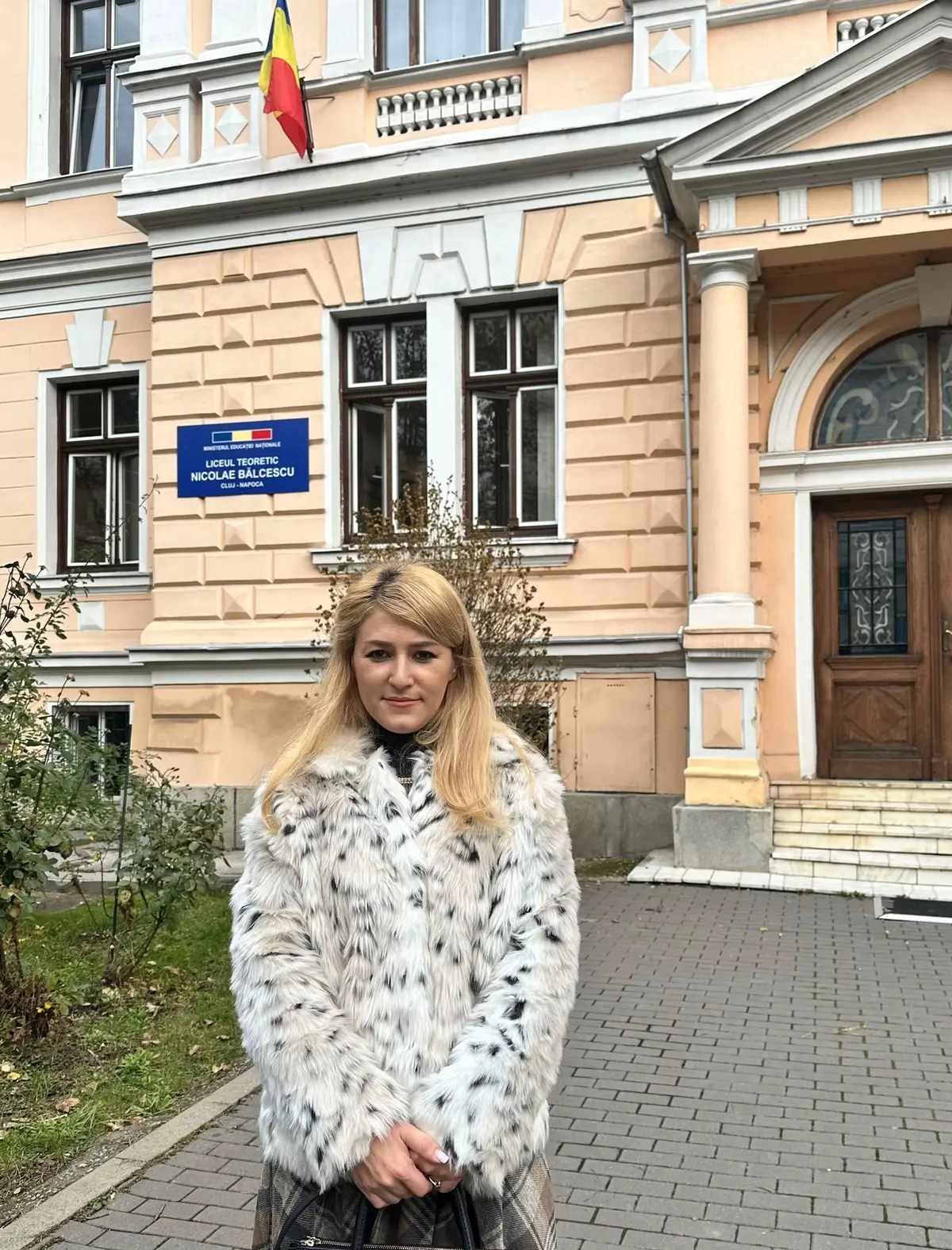 Siguranța copiilor NU este negociabilă.  Ce am aflat în vizita de azi de la Liceul Teoretic „Nicolae Bălcescu”.  În contextul informațiilor deosebit de îngrijorătoare apărute în spațiul public, care ne-au prezentat un incident grav la Liceul Teoretic „Nicolae Bălcescu”, în care un băiețel de 6 ani, elev în clasa pregătitoare, ar fi fost bătut de colegi și ar fi suferit o amputare parțială a unui deget, am decis să merg astăzi, 17 noiembrie, într-o vizită parlamentară direct la sursă pentru a cere explicații.   Am discutat cu domnul director adjunct, profesor Ciprian Rad, despre acest caz.  Conducerea liceului mi-a comunicat în mod transparent că relatările diseminate în presa clujeană și națională din acest weekend, nu corespund realității faptice.  Domnul director adjunct mi-a explicat cum s-a petrecut evenimentul și m-a asigurat că: 1. Nu a fost vorba despre o bătaie între elevi. 2. Nu a fost vorba despre umilirea băiețelului de 6 ani. 3. Evenimentul s-a petrecut în clasă la ora 7:50, înainte de începerea orelor, iar învățătoarea a acționat imediat, ducându-l pe elev la medicul din incinta școlii pentru îngrijiri. Potrivit explicațiilor primite, a fost vorba despre un accident nefericit. Într-un moment de neatenție, ușa unui dulap care se afla deschis s-a trântit accidental și a lovit degetul copilului, rănindu-l. În continuare voi astepta rezultatele anchetei. Până atunci vreau să folosesc acest prilej pentru a lansa un apel ferm: siguranța copiilor în școli NU este negociabilă. Indiferent că vorbim de prevenirea accidentelor prin infrastructură sigură și supraveghere atentă, sau de toleranță zero față de orice formă de bullying, școala trebuie să fie un spațiu unde fiecare elev se simte protejat. Acest incident regretabil, trebuie să fie un semnal de alarmă pentru noi toți: administrație, cadre didactice și părinți,  să reevaluăm constant și să îmbunătățim procedurile de supraveghere activă a elevilor în școli. #sigurantainscoli #UNITpentruEducatie #UNITpentruRomania #Cluj #DeputatDeCluj