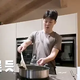 auto gue pen nolongin dia,,tarik tangannya gue tiup2,ohh cuuittt,,😝😜 #지민 #jimin #parkjiimin #