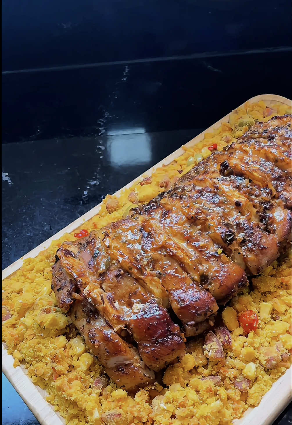 🎄 Receitinha especial de Natal! Hoje vamos preparar um Lombo Suíno com Abacaxi super suculento, aromático e perfeito para brilhar na sua ceia! ✨🍍 📌 Ingredientes: • 1,2kg de lombo suíno • Tempero: cebola, tomate, alho e pimentões coloridos (triturados) • Chimichurri, páprica defumada, lemon pepper, molho inglês, suco de 1 limão (ou laranja) e sal a gosto • Azeite • 1 abacaxi em rodelas 👩‍🍳 Modo de preparo: 1️⃣ Em um recipiente, tempere o lombo com todos os ingredientes, misture muito bem e deixe marinando na geladeira — de preferência da noite para o dia para pegar bastante sabor. 2️⃣ Após marinar, faça cortes no lombo, coloque um pouco do tempero entre eles e encaixe as fatias de abacaxi. Regue com um fio de azeite. 3️⃣ Cubra com papel-alumínio e leve ao forno pré-aquecido a 200°C por 1 hora. 4️⃣ Retire o papel, pincele molho barbecue (opcional) e volte ao forno até dourar completamente. 5️⃣ Finalize com o acompanhamento que preferir — por aqui saiu até uma farofa deliciosa! 😋 ✨ E pronto! Uma receita linda, saborosa e perfeita para deixar sua ceia ainda mais especial. Se fizer, volta aqui e me conta! ❤️🎅🏼 #receita #natal #carneasada #lomborecheado #merrychristmas 