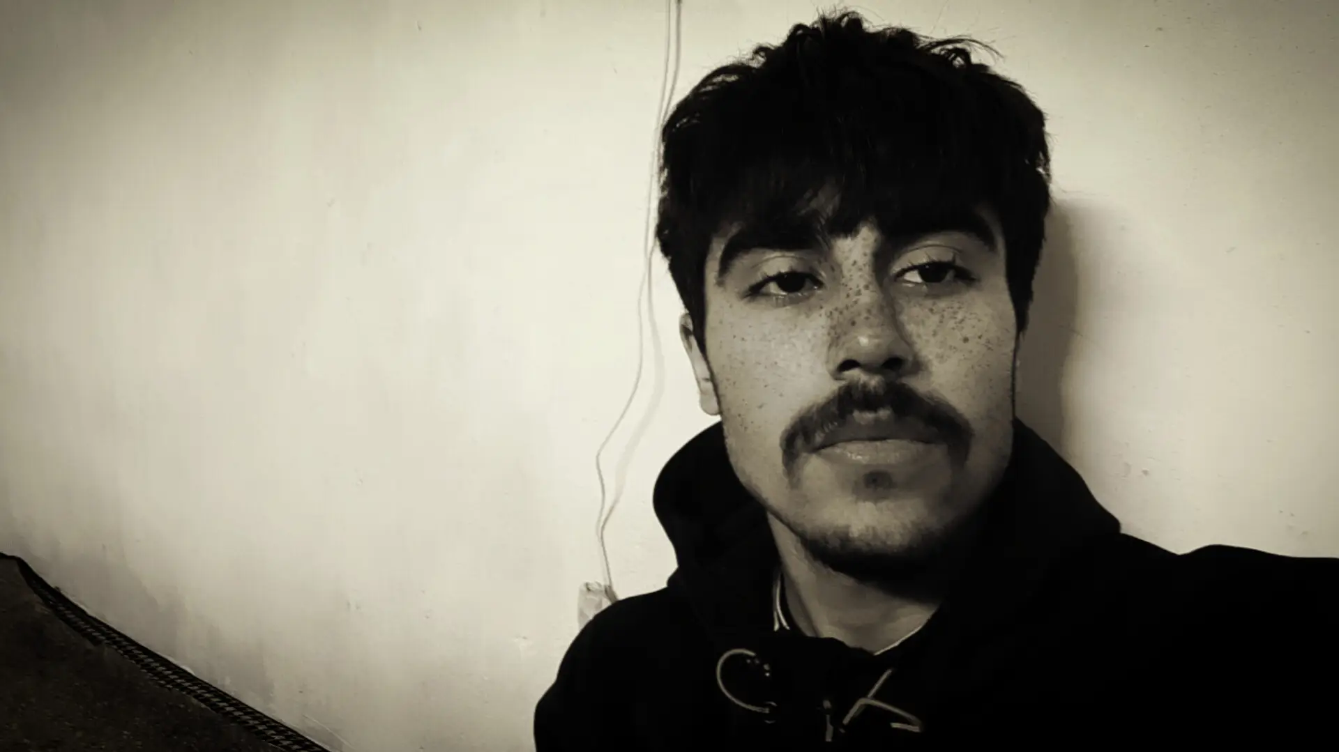 چ تاوانێک لەوە گەورەترە ، مرۆڤ یەکێکی لە قوڵایی دڵیەوە خۆشبوێت و ئەو خۆشی نەوێت ؟ ھا چ تاوانێک لەوە گەورەتر ھەیە ، بە خوێنی خۆت عاشق بیت و ئەوەی خۆشت دەوێت سارد و سڕ سەیرت بکات خۆی با بدات و بلێ من تۆم خۆشناوێت من دەلێم ئەوە لە کوشتنی مرۆچ بە گولە خراپترە ، لە کوشتنی ئینسان و سەربرینی بە چەقۆ خراپترە ! چۆن بێتاوانن گەر ئەوان تاوانیان نەبێ ... ئەبێ ئێمە چی دەکەین لەناو ئەو گۆرەدا ! من رۆژ نیە نەکێشم بە سەری خۆمدا و نەلێم 