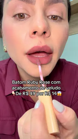 O equilíbrio perfeito entre o conforto de um balm, o acabamento soft matte e o glow natural de um gloss! O Batom Líquido Ruby Rose Glass Soft Blur entrega uma cobertura suave, efeito blur nos lábios e aquele toque luminoso que realça sua beleza com naturalidade. @Ruby Rose BR #blackfridaybrasil #maquiagem #batom #gloss #tiktokshopbrasil