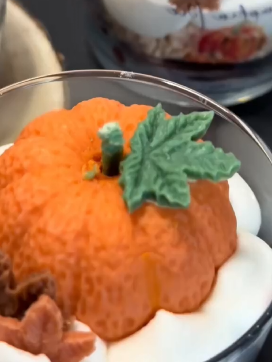 ¡Basta de gastar fortunas! 💸 La vela natural es mejor y más barata si tú la haces; tu INICIO solo necesita cera de soya 💡, comentá INICIO 👇 y envíanos un mensaje privado para la capacitación profesional 👩‍💻✉️.  #velasartesanales  #velasaromaticas  #hechoconamor #velasdecorativas  #velas 