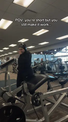 Slaayyyyy 💅 #tooshort #gym #legcurls #shortgirl 