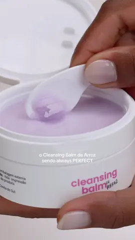 hoje me falaram que o Cleansing Balm de Arroz além de ser perfeito, tirar a maquiagem, manter a hidratação e não arder os olhos, TAMBÉM É CHEIROSO DEMAIS rsrs !!!!! 🥹🤌✨🍚