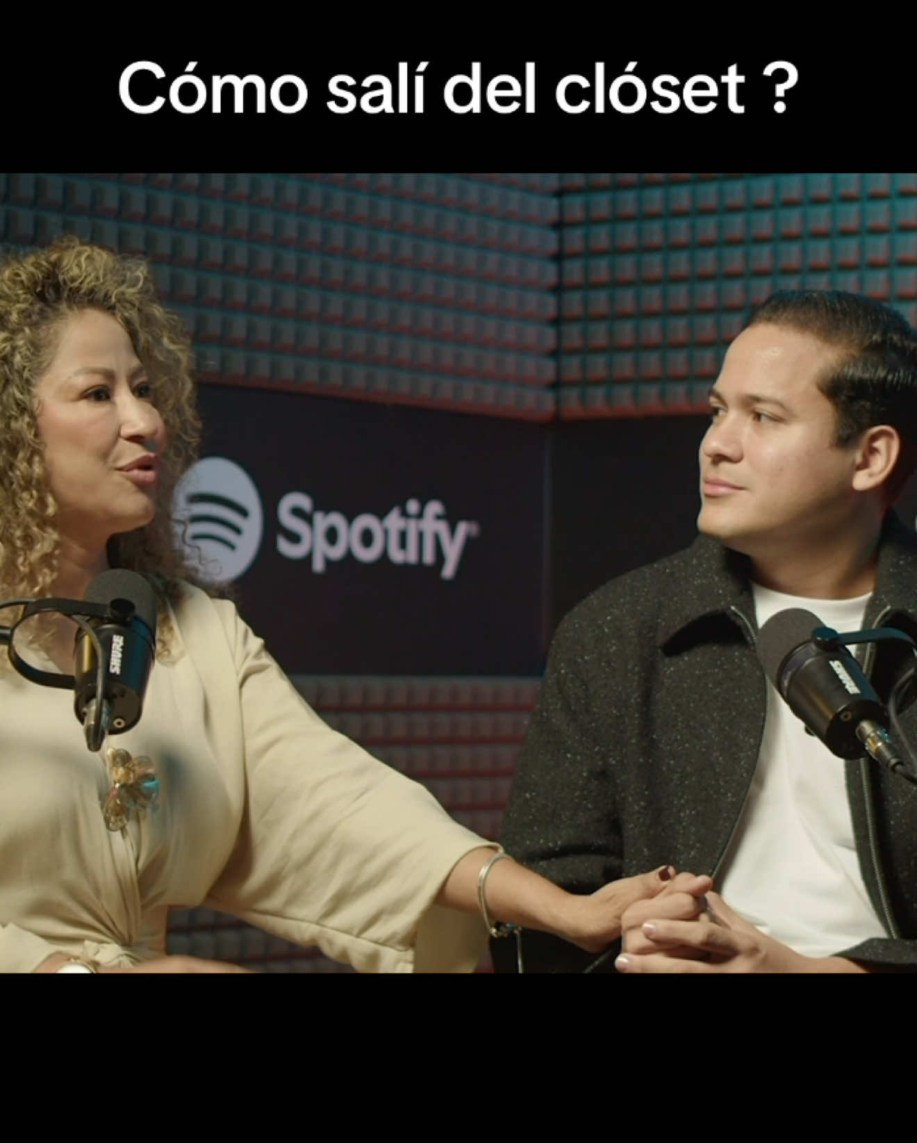 Sin ahorrar sentimientos ni miedos me senté con mi mamá y @Martin Londoño para hablar sobre cómo fue el bajón de cuando salí del closet. Con mucho amor y mostrándome lo más transparente posible los invito a ver el capítulo completo ❤️