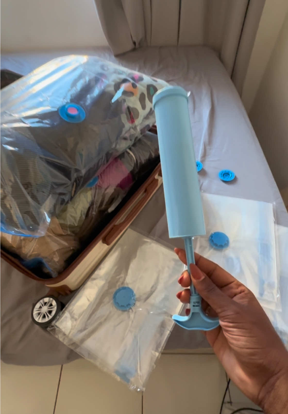 Kit com sacos a vácuo + bomba de sucção 🤩✅ #viagem #sacoavacuo #viagens #maladeviagem #dicasdeviagem 