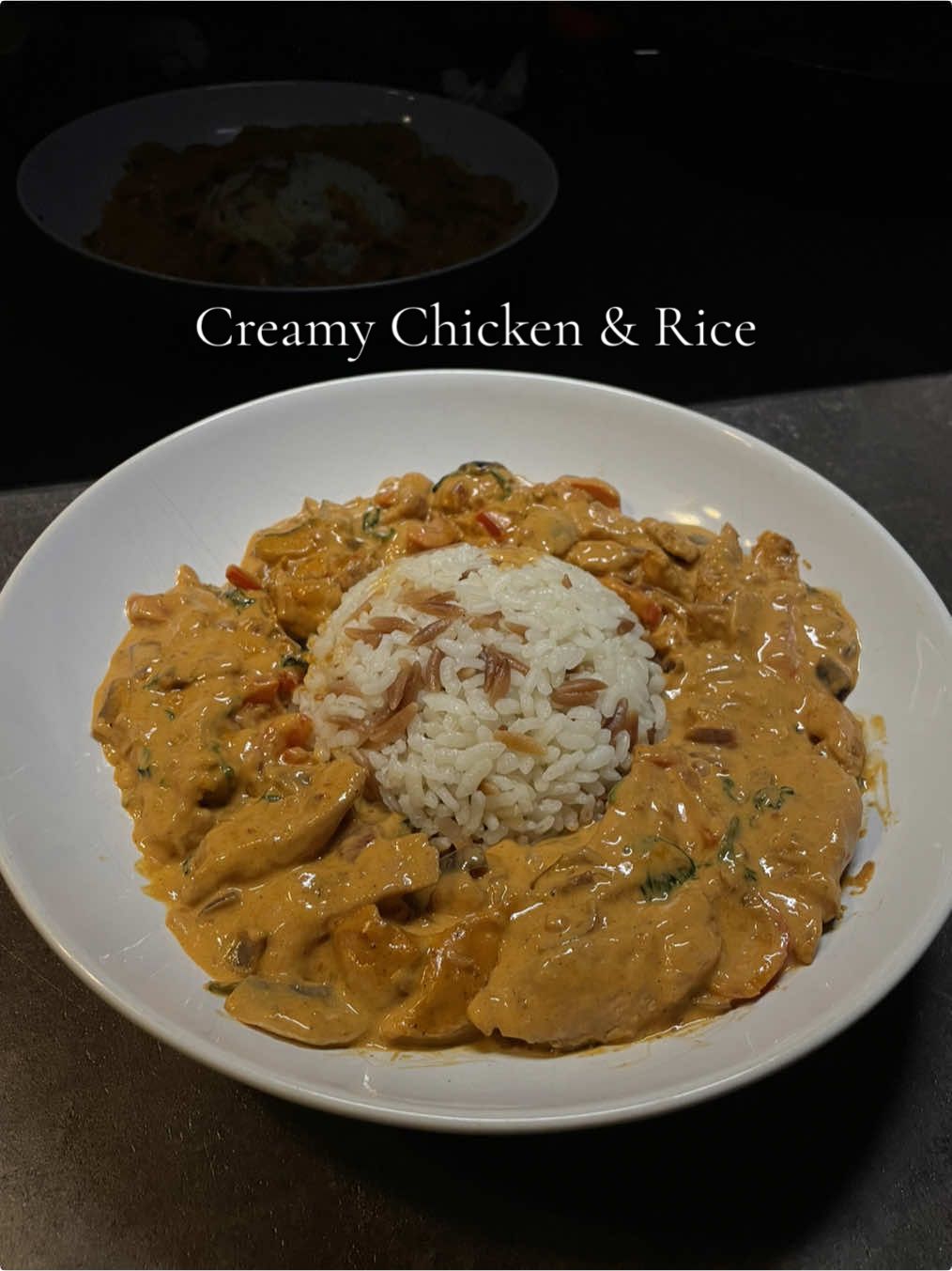 Reis mit cremiger Hähnchensoße!  Schnelles und leckeres Dinner in nur 20 min🍽️🙂 Zutaten (für 2-3 Personen):  Reis:     • 2 Gläser Reis     • halbes Glas Reisnudeln    • 1 EL Olivenöl     • 1 EL Butter    • 2 TL Salz  für die Soße:     • 200g Hähnchenbrust    • 1 rote Zwiebel     • 1 Spitzpaprika     • 3 Champignons     • 1 Knohblauchzehe     • Blattspinat    • 1 EL Tomatenmark    • 250 ml Kochsahne     • 1 EL Mehl Gewürze:     • 1 TL Salz     • 1 EL Paprikapulver (Edelsüß)     • 1 TL Peffer    • 1 TL Chiliflocken (optional)     • 1 TL Kreuzkümmel (optional)     Zubereitung für den Reis: Reisnudeln in etwas Olivenöl goldbraun anbraten, Reis dazu geben und mit Salz und Butter vermischen. Für 2 Gläser Reis, 4 Gläser kochendes Wasser dazu geben und auf hoher Temperatur köcheln lassen. Wenn der Reis auf der Oberfläche langsam zu sehen ist, Deckel zu machen und auf der niedrigsten Hitze ca 10 min einziehen lassen.  Zubereitung für die Soße:  Die Hähnchenbrust mit Mehl, Paprikapulver, Salz, Pfeffer und Kreuzkümmel marinieren und goldbraun anbraten. Herausnehmen und beiseitestellen. In derselben Pfanne Zwiebeln und Knoblauch anbraten, Paprika und Tomatenmark zugeben und kurz rösten. Champignons hinzufügen und alles gut vermengen. Das Hähnchen wieder in die Pfanne geben, mit Kochsahne ablöschen und mit Paprikapulver sowie Chiliflocken würzen. Bei niedriger Hitze köcheln lassen. Zum Schluss Blattspinat unterrühren und kurz zusammenfallen lassen. #recipes #cooking #rezept #chicken #DinnerIdeas 