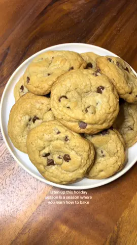 Here is my classic brown butter (gluten free) chocolate chip cookie recipe!! If you want to learn how to make this holiday season try this easy recipe out 🤍 1 cup butter (browned) 3/4 cup brown sugar 3/4 cup white sugar 2 eggs & 1 egg yolk  1/2 tbsp vanilla  2.5 cups gf flour 1 tbsp corn starch 1/2 tsp baking powder 1 tsp baking soda 3/4 cup chocolate chips Let sit for 30 minutes in fridge & bake at 350 for 10-12 minutes 🤍 #baking #christmas #christmasbaking #cookies #chocolatechipcookies 