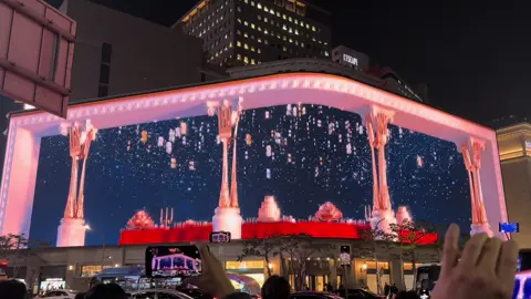 明洞のクリスマス、今回もまた想像以上に良い💞🎄🇰🇷 冬に韓国行く人必見です✨✨ #明洞 #명동 #新世界百貨店 #신세계백화점 #クリスマス #크리스마스 #日韓カップル #한일커플 #couple #koreancouple #韓国旅行 #koreatravel #seoultravel #christmasinseoul #christmaslights #holidayvibes #tiktokcouple #aestheticvideo #fyp #foryou #viral  #trendingnow #reelsvibes 