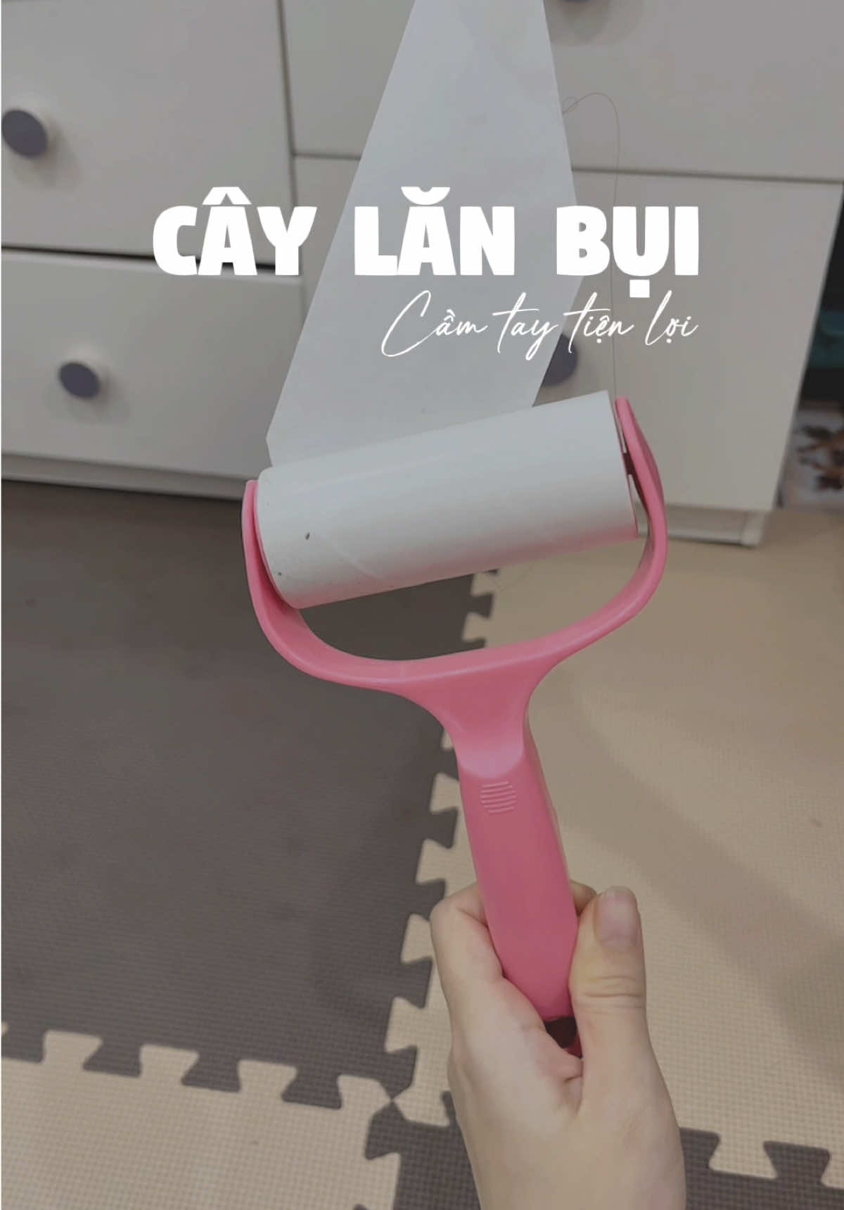 Eo ôi tưởng không mà Bụi bẩn ê hề luôn , may quá có cây lăn này mà giúp việc mẹ bỉm nhiều lắm ưng lắm lun các mom #caylanbuicamtay #caylanbuigagiuong #mevabe #xuhuong #caylanbuimini  @Mẹ Bơ Bắp nè  @Mẹ Bơ Bắp nè 