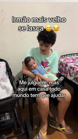 Irmão mais velho se lasca  Me julguem, mas aqui em casa todo mundo tem que ajudar #maternidade #maternidadereal #bebes #filhos #irmaos 