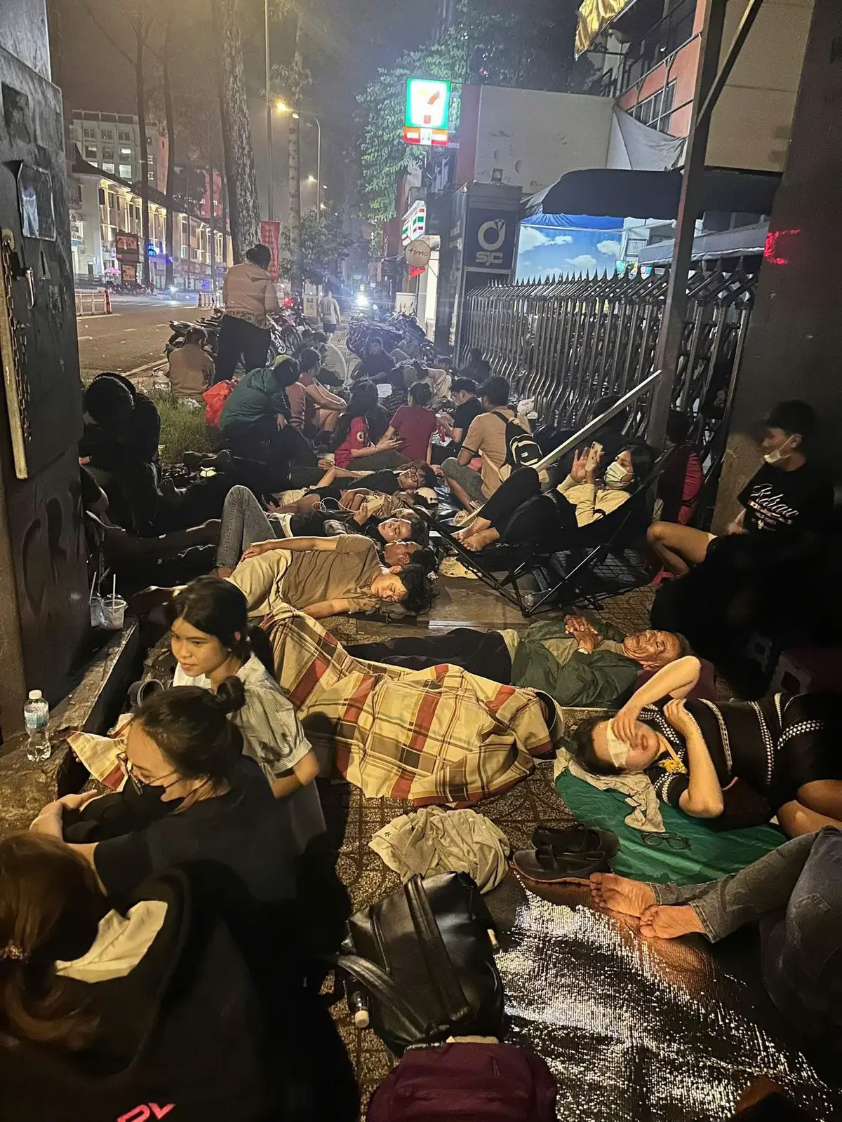 🌪 TẠI SAO TÔI KHÔNG CÓ NỔI 1 TỶ? – VÀ LÀM SAO ĐỂ CÓ 1.000 TỶ ĐẦU TIÊN? 🌪 ⸻ Có lúc nào bạn tự hỏi: “Tại sao nhiều người kiếm được tiền tỷ, còn mình đánh vật mãi vẫn không tích được 1 tỷ?” “Tại sao người giàu càng giàu, còn mình mãi mắc kẹt ở điểm xuất phát?” Sự thật không phải do bạn kém, không phải do số phận, càng không phải vì thời thế. Lý do duy nhất: Tư duy – hệ thống – và tốc độ. ⸻ 📌 TẠI SAO BẠN CHƯA CÓ 1 TỶ? • Bạn làm việc đổi thời gian lấy tiền, thay vì xây hệ thống tạo ra tiền ngay cả khi bạn ngủ. • Bạn dùng cảm xúc để ra quyết định, thay vì dữ liệu và chiến lược. • Bạn dành quá nhiều thời gian làm việc, mà quá ít thời gian tư duy và thiết kế con đường giàu có. • Bạn kiếm tiền bằng sức, trong khi người giàu kiếm bằng đòn bẩy: vốn, công nghệ, thương hiệu, đội nhóm. • Bạn sợ rủi ro, còn người giàu sợ mất cơ hội. • Bạn mua tiêu sản, còn họ chỉ mua tài sản tạo dòng tiền. Sự khác biệt duy nhất: 👉 Không phải con người, mà là cách vận hành cuộc đời. ⸻ 🔥 LÀM THẾ NÀO ĐỂ CÓ 1.000 TỶ ĐẦU TIÊN? Không ai trở thành tỷ phú nhờ lương, tiết kiệm hay may mắn. Tất cả bắt đầu từ một hệ thống tạo ra tiền – có thể nhân bản và mở rộng. 🎯 Công thức 1.000 Tỷ – dành cho người muốn bật lên khỏi đám đông Bước 1. Tạo dòng tiền nhỏ nhưng ổn định Bán thứ người khác cần. Không cần vĩ mô. Chỉ cần bán. Dòng tiền là oxy – không có dòng tiền thì mọi giấc mơ đều chết. Bước 2. Xây thương hiệu cá nhân mạnh hơn đối thủ Người mua niềm tin, không mua sản phẩm. Thương hiệu = Niềm tin = Tốc độ kiếm tiền. Bước 3. Dùng đòn bẩy • Đòn bẩy vốn • Đòn bẩy công nghệ (AI, TikTok, YouTube…) • Đòn bẩy đội nhóm • Đòn bẩy truyền thông Bước 4. Đổ tiền vào tài sản sinh lời lớn • Bất động sản chiến lược • Thị trường có sóng • Dòng tiền từ cổ tức, cho thuê, đầu tư công Bước 5. Nhân bản – Mở rộng – Tăng tốc Từ 1 → 10 → 100 → 1.000 tỷ. Giàu không đến từ phép màu, mà từ tốc độ và đòn bẩy. ⸻ ⚔ NGƯỜI GIÀU NHẤT HÀNH TINH LÀM KHÁC BẠN THẾ NÀO? • Họ không hỏi “Làm sao có tiền?” Họ hỏi: “Làm sao tạo hệ thống để tiền tự chảy về?” • Họ không cầu hoàn hảo Họ tung ra sớm – sửa sau – tăng tốc liên tục • Họ không hỏi giá Họ hỏi giá trị – tốc độ – lợi thế cạnh tranh • Họ dùng tâm trí để điều khiển tiền, không để tiền điều khiển cảm xúc. 👉 Họ xây ĐẾ CHẾ. Còn người bình thường chỉ xây CUỘC SỐNG. ⸻ ❗ CÂU HỎI QUAN TRỌNG NHẤT Bạn muốn kiếm tiền, hay muốn tạo hệ thống để tiền tự tìm đến bạn mãi mãi? Nếu bạn thực sự nghiêm túc với ước mơ 1.000 tỷ, hãy bắt đầu bằng 3 điều ngay hôm nay: 	1.	Xây thương hiệu mạnh hơn 99% thị trường 	2.	Chọn đúng tài sản – đúng thời điểm 	3.	Ra quyết định nhanh và có kỷ luật như một chiến tướng Không ai giàu lên bằng sự an toàn. Chỉ có người dám đánh đổi – dám chịu trách nhiệm – mới chạm được đỉnh cao. ⸻ 🌪 NẾU BẠN ĐANG ĐỌC DÒNG NÀY – BẠN ĐANG ĐỨNG TRƯỚC BƯỚC NGOẶT LỚN NHẤT CUỘC ĐỜI. 📌 Hoặc bạn thay đổi hôm nay – hoặc 10 năm nữa bạn vẫn đứng đó hỏi vì sao không có nổi 1 tỷ. ⸻ #HệThốngTạoTiền #TưDuyTỷPhú #NguyễnVănHanhBĐS #GiữTâmGiữaHỗnLoạn #LàmChủTiềnBạc  