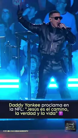 🙌📖 ¡DADDY YANKEE EXALTA A CRISTO EN LA NFL! | En el Estadio Santiago Bernabéu fue el escenario perfecto para que el cantante Ramón Luis Ayalá, conocido como Daddy Yankee, presentara por primera vez en vivo su nuevo tema Sessions #0/66, junto al productor argentino, cuya inspiración fue el reino de Dios. El puertorriqueño finalizó su presentación del medio tiempo en el juego de los Washington Commanders contra los Miami Dolphins con un mensaje diciendo: “Dios bendiga España, Jesús es el camino, la verdad y la vida. ¡Yeshúa!. Desde que el cantante lanzó su tema con el productor argentino, el video cuenta con 40 millones de vistas en el canal de YouTube, colocando el tema como trend #1 en dicha plataforma. El artista anunció su regreso a la música con la producción de su nuevo álbum llamado “Lamento en Baile”, que cuenta con 19 canciones. Cuyo género urbano sigue identificando al artista, pero la única diferencia es que viene con un mensaje lleno de “propósito”. Ayalá había anunciado en el 2023, durante su última gira “Daddy Yankee World Tour”, que dejaría la música secular para dedicar su vida a Cristo como su señor y salvador. “Esta noche, reconozco y no me avergüenzo de decir que Jesús vive en mí y que yo viviré para él.  Se acabó una historia y va a comenzar una nueva historia, un nuevo comienzo. Sigan a Jesucristo, que él es camino y verdad. Cristo los ama. Dios los bendiga”, mencionó en un video a través de su Instagram. Vía: Mundo Cristiano TV  Video: NFL y Mundo NFL ¡Comparte esta noticia con tus amigos! ❤️ #Evangelio #Biblia #Salvacion 