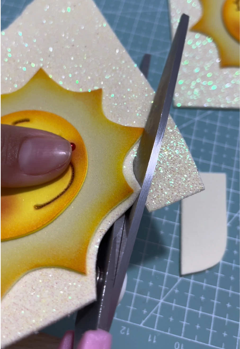 Acabamentos que transformam! Finalizei essa peça com um daqueles detalhes que deixam tudo ainda mais especial. Sabe quando a peça já está linda, mas o acabamento dá aquele “tchan” que transforma tudo? Pois é… eu amo esse momento! E me conta aqui linda: você também capricha nesses acabamentos finais? Ah, e lembrando que essa peça faz parte do nosso novo projeto, que vai estar disponível lá dentro da Comunidade Mãos que Transformam.  Eu estou tão feliz com o que está vindo por aí… cada detalhe pensado com muito carinho para inspirar você.💛🙌🏽 #artesanatoemEVA #mãosquetransformam #artesacompropósito #detalhesqueencantam