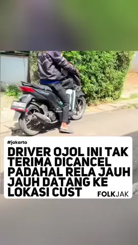 Perseteruan antara driver ojek online dan customer kembali terjadi. Peristiwa ini terjadi di Jakarta Selatan pada Senin (17/11/25), penumpang ojek online buru-buru untuk mengejar keberangkatan kereta api di Stasiun Senen. Lama datang, akhirnya customer tersebut melakukan pembatalan order.  Namun, setelah di cancel driver ojol ini tiba dititik penjemputan. Driver ini pun marah ke penumpang karena ia telah jauh-jauh datang tapi dicancel. Penumpang tersebut ingin mengganti kerugian driver tersebut sesuai order yaitu Rp 60,000, namun driver tersebut menolak hingga terjadi cekcok.  ——- Duh, jika bener gini emang aplikator gabisa ya kasih order ke driver yang dekat titik penjemputan? Hmm 📹: saptonosaptono64 #folkcibubur #cibubur #jakarta 