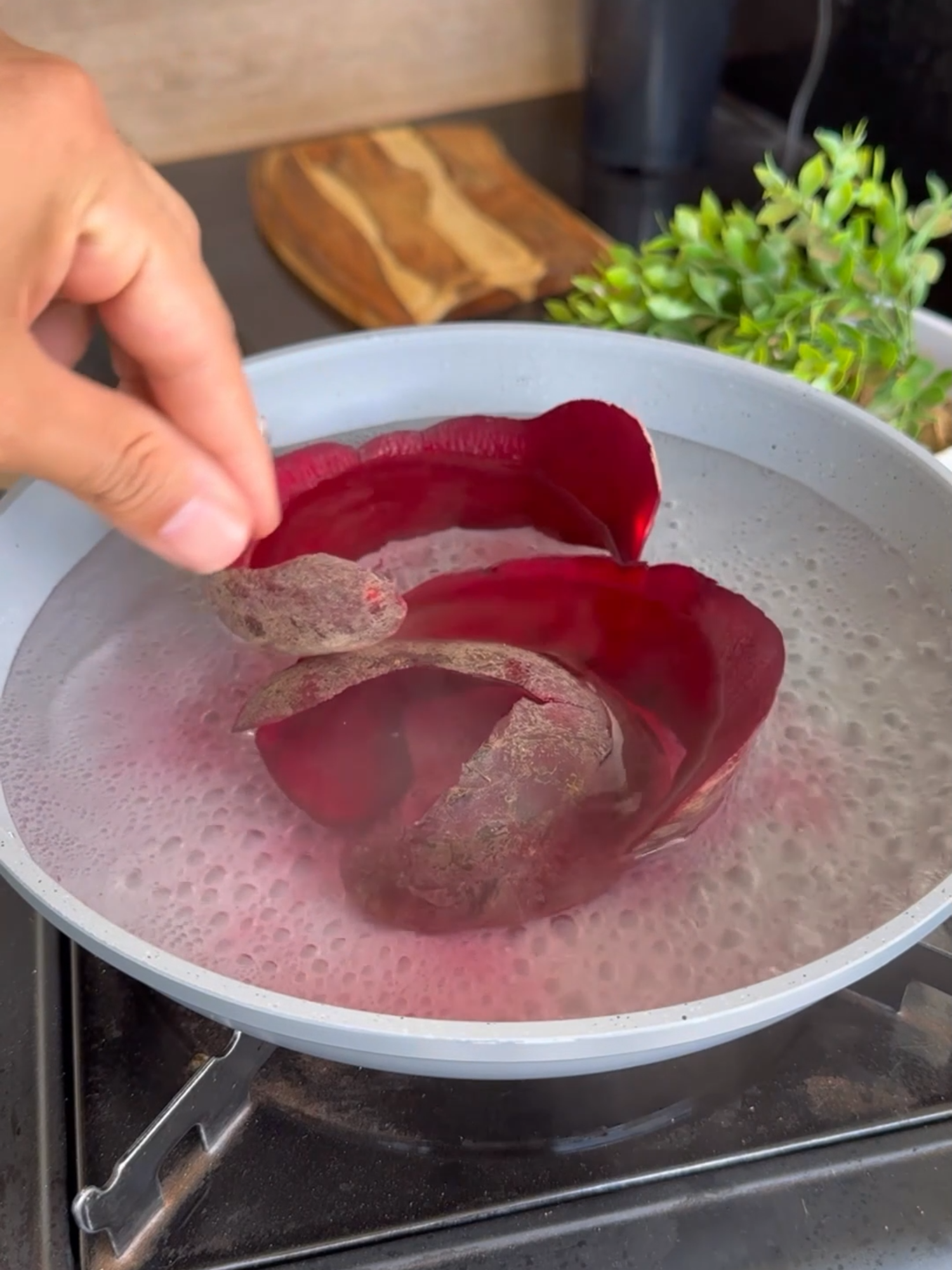 Coloque as cascas da beterraba na água fervendo!