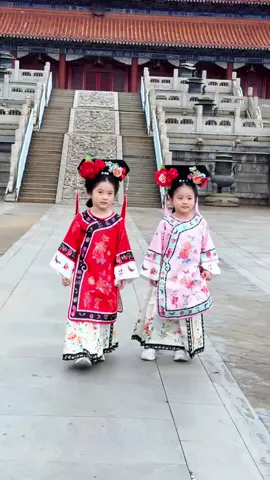 一句姐姐我累了，满满都是爱。😂😂😂#姐妹日常#双胞胎#可爱#孩子的快乐很简单#温馨画面 