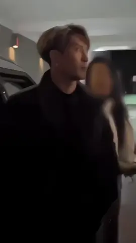 พี่เเจ็คอย่างตึง 🗣️ : แจ็คสัน ฉันขอถ่ายรูปด้วยกันสามคนได้ไหม ฉันกับแฟนด้วย พี่เเจ็ค : (😐) ต้าหยาง : คุณถ่ายไปแล้ว ขอโทษนะ พี่เเจ็ค : แฟนคุณอยู่ไหน? ต้าหยาง : เขาถ่ายไปแล้วนะ(หันมาบอกพี่แจ็ค) พี่เเจ็ค:  เราถ่ายกันครบหมดแล้วครับ!  #JacksonWang #เเจ็คสันหวัง #jacksonwang王嘉爾 #TEAMWANG #fypシviral 